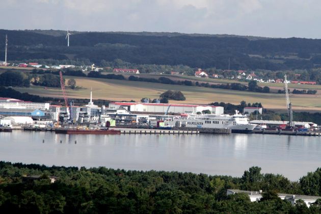 Die Hafenstadt Sassnitz auf der Ostseeinsel Rügen - der Fährhafen in Sassnitz-Mukran Die Hafenstadt Sassnitz auf der Ostseeinsel Rügen - der Fährhafen in Sassnitz-Mukran