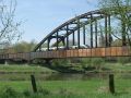 Die Eisenbahnbr&uuml;cke &uuml;ber die Weser bei Corvey, im Hintergrund das karolingische Westwerk