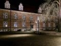 Schloss Landestrost in Neustadt am Rübenberge - die Fassade am Schlossplatz zur nächtlichen Stunde