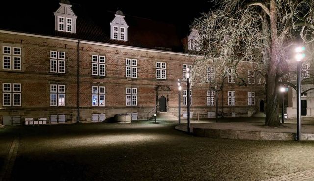 Schloss Landestrost in Neustadt am Rübenberge - die Fassade am Schlossplatz zur nächtlichen Stunde