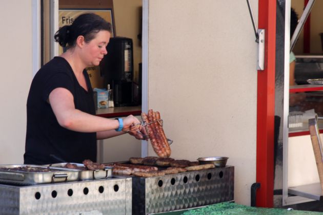 Schmalkalden am Rande des Thüringer Waldes - Verkauf von Thüringer Bratwürsten auf dem Altmarkt Schmalkalden am Rande des Thüringer Waldes - Verkauf von Thüringer Bratwürsten auf dem Altmarkt