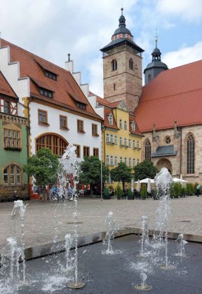 Schmalkalden am Südwesthang des Thüringer Waldes - der Altmarkt mit dem historischen Rathaus sowie der Stadtkirche St. Georg