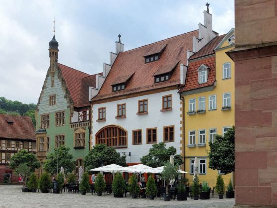 Schmalkalden am Südwesthang des Thüringer Waldes - das spätgotische dreigeschossige Rathaus mit Steildach und Treppengiebel am Altmarkt