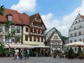 Schmalkalden am S&uuml;dwesthang des Th&uuml;ringer Waldes - historische Fachwerkh&auml;user und die Todenwarthsche Kemenate am Altmarkt