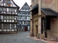 Schmalkalden am S&uuml;dwesthang des Th&uuml;ringer Waldes - der Kirchhof mit einem Seiteneingang der Stadtkirche St. Georg und historischen Fachwerkh&auml;usern