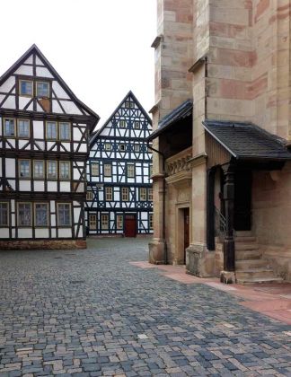 Schmalkalden am Südwesthang des Thüringer Waldes - der Kirchhof mit einem Seiteneingang der Stadtkirche St. Georg und historischen Fachwerkhäusern Schmalkalden am Südwesthang des Thüringer Waldes - der Kirchhof mit einem Seiteneingang der Stadtkirche St. Georg und historischen Fachwerkhäusern