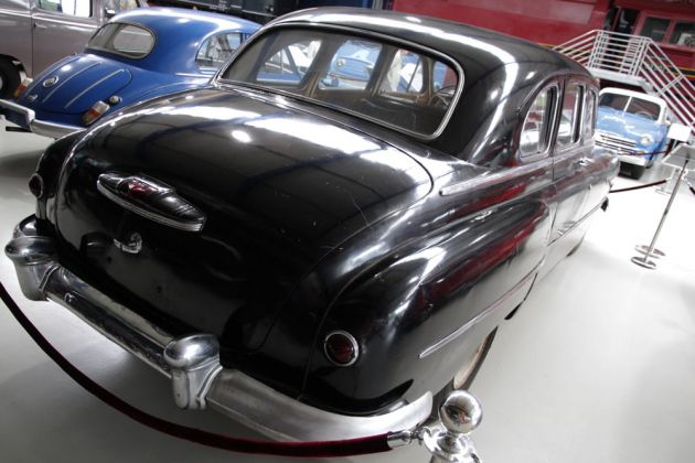 Die Heckansicht des GAZ ZIM 12, Baujahr 1950 - 3.480 ccm Sechszylinder-Reihenmotor, 90 PS Die Heckansicht des GAZ ZIM 12, Baujahr 1950 - 3.480 ccm Sechszylinder-Reihenmotor, 90 PS