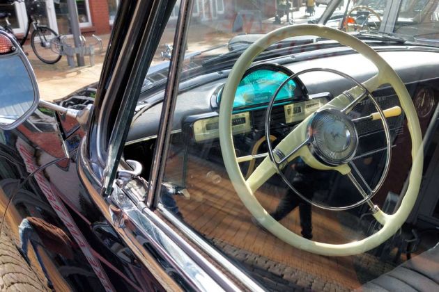 Der Blick auf das Cockpit mit dem durchsichtigen Tachometer und dem grossen Lenkrad des GAZ Wolga M-21 Der Blick auf das Cockpit mit dem durchsichtigen Tachometer und dem grossen Lenkrad des GAZ Wolga M-21
