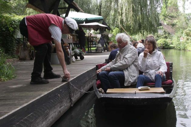 Anlegen zum Zwischenhalt für den Verkauf von heimischen Gurken und Schmalzbroten während der Kahnfahrt nach Lehde auf der Hauptspree Anlegen zum Zwischenhalt für den Verkauf von heimischen Gurken und Schmalzbroten während der Kahnfahrt nach Lehde auf der Hauptspree
