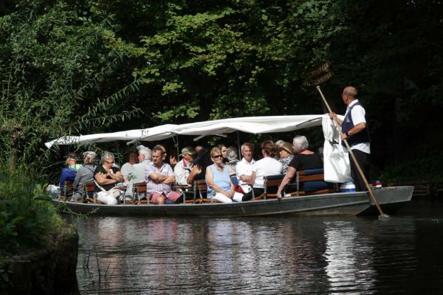 Begegnungen auf der Hauptspree während der Kahnfahrt von Lübbenau nach Lehde Begegnungen auf der Hauptspree während der Kahnfahrt von Lübbenau nach Lehde