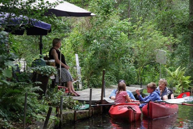 Begegnungen am Gurkenstand an der Hauptspree während der Kahnfahrt von Lübbenau nach Lehde Begegnungen am Gurkenstand an der Hauptspree während der Kahnfahrt von Lübbenau nach Lehde