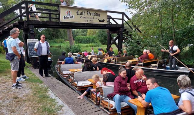 Am Lehder Graben in Lehde - der Anleger des Cafés Venedig Am Lehder Graben in Lehde - der Anleger des Cafés Venedig