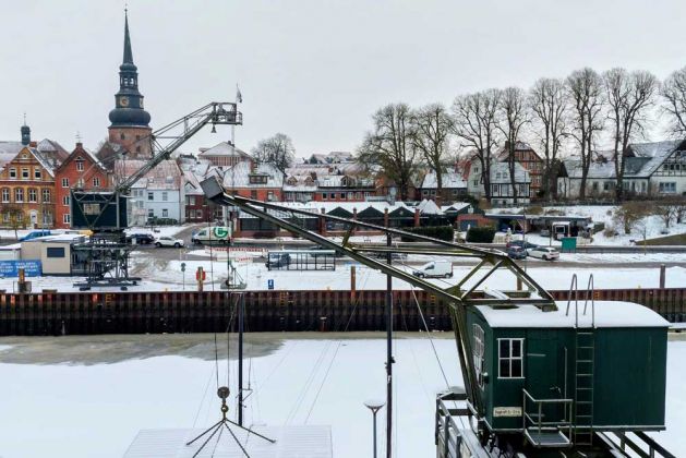 Hansestadt Stade - der Stadthafen mit Museumskränen und der Cosmae-Kirchturm