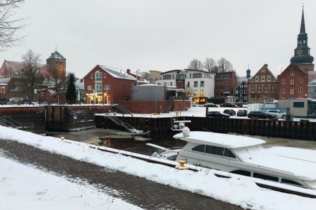 Hansestadt Stade - der Stadthafen mit der Schleuse am Salztor und die Türme der Stadtkirchen St. Wilhadi und St. Cosmae-Nicolai Hansestadt Stade - der Stadthafen mit der Schleuse am Salztor und die Türme der Stadtkirchen St. Wilhadi und St. Cosmae-Nicolai