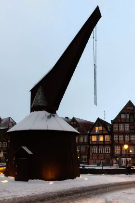 Hansestadt Stade - der historische Tretkran am Fischmarkt am Ufer der Schwinge beim Alten Hansehafen Hansestadt Stade - der historische Tretkran am Fischmarkt am Ufer der Schwinge beim Alten Hansehafen