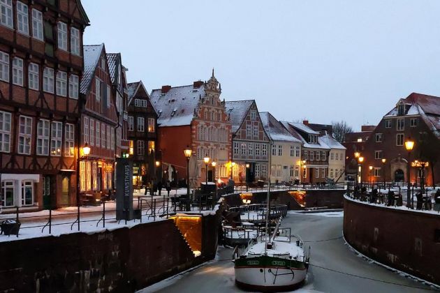 Hansestadt Stade - der Alte Hansehafen mit historischen Bauten am Ufer der Schwinge Hansestadt Stade - der Alte Hansehafen mit historischen Bauten am Ufer der Schwinge
