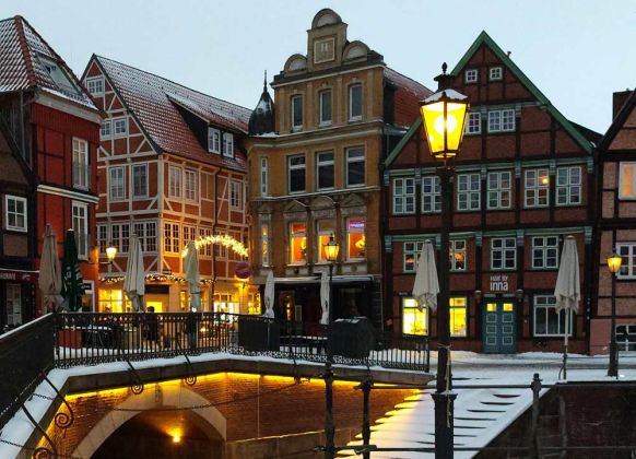 Hansestadt Stade - historische Gebäude am Fischmarkt zur Blauen Stunde Hansestadt Stade - historische Gebäude am Fischmarkt zur Blauen Stunde