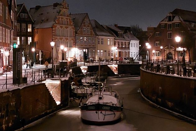Hansestadt Stade - der Alte Hansehafen mit historischen Bauten am Ufer der Schwinge bei Nacht Hansestadt Stade - der Alte Hansehafen mit historischen Bauten am Ufer der Schwinge bei Nacht