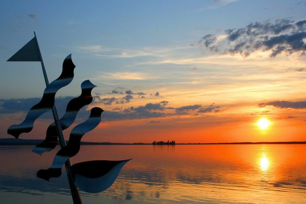 An der Promenade von Steinhude am Meer - das Windspiel 'Undine träumt' zum Sonnenuntergang An der Promenade von Steinhude am Meer - das Windspiel 'Undine träumt' zum Sonnenuntergang