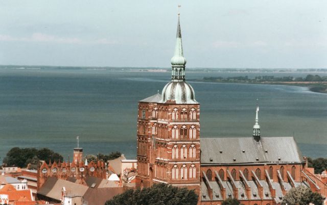  Die Hansestadt Stralsund - der Blick auf die St. Nikolai Kirche vom Turm der St. Marienkirche