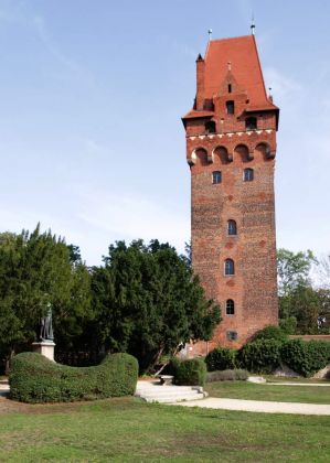 Tangermünde in der Altmark - der fünfzig Meter hohe Kapitelturm der Burg Tangermünde aus dem 14. Jahrhundert Tangermünde in der Altmark - der fünfzig Meter hohe Kapitelturm der Burg Tangermünde aus dem 14. Jahrhundert