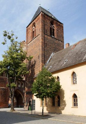 Tangermünde in der Altmark - die um 1200 errichtete romanische Nikolaikirche neben dem Neustädter Tor Tangermünde in der Altmark - die um 1200 errichtete romanische Nikolaikirche neben dem Neustädter Tor