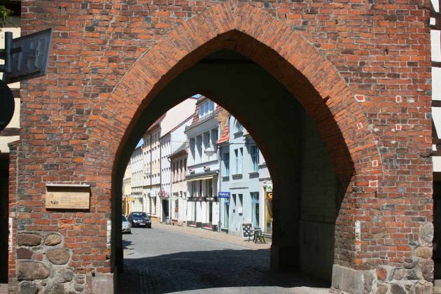 Bergringstadt Teterow, Mecklenburger Schweiz - Durchblick durch das gotische Malchiner Tor in die Malchiner Strasse