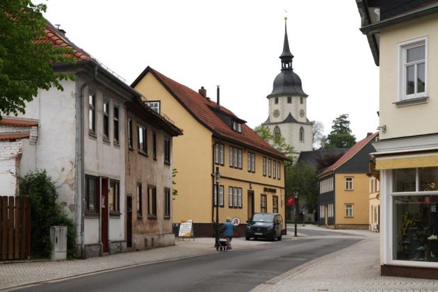 Friedrichroda im Thüringer Wald - die Marktstrasse mit der Sankt Blasius Kirche
