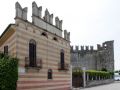 Torri del Benaco am Gardasee - die Promenade Viale Guglielmo Marconi am Castello Scaligero