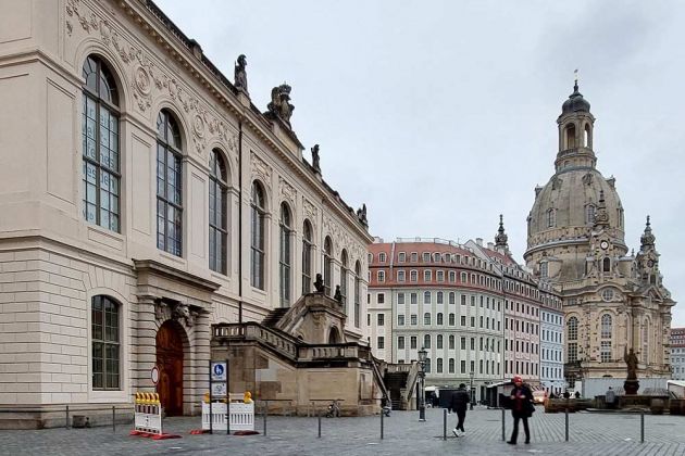 Das Verkehrsmuseum Dresden am Neumarkt im historischen Johanneum vor der Dresdner Frauenkirche