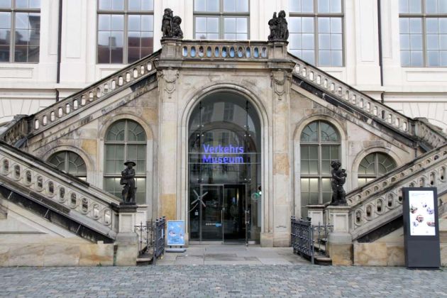 Der Eingang des Verkehrsmuseums Dresden im historischen Johanneum