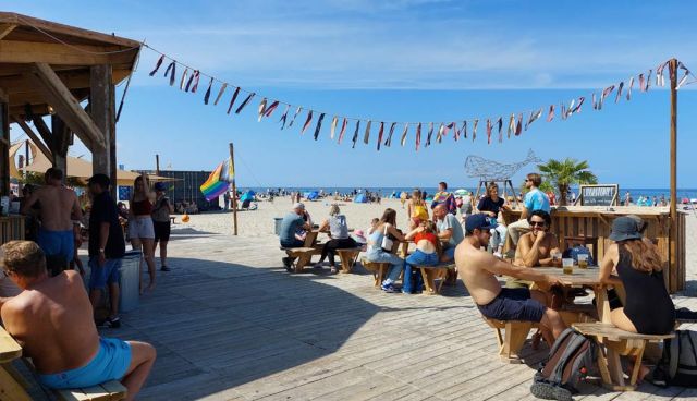 Ostseebad Warnemünde - Strandleben an der Strandbar 'Wal' Ostseebad Warnemünde - Strandleben an der Strandbar 'Wal'