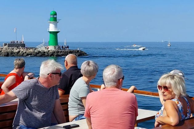 Ostseebad Warnemünde - das Westmolenfeuer vom Wasser aus gesehen Ostseebad Warnemünde - das Westmolenfeuer vom Wasser aus gesehen