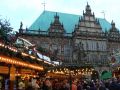 Hansestadt Bremen, der Weihnachtsmarkt auf dem historischen Marktplatz - Buden vor der Renaissance-Fassade des Rathauses