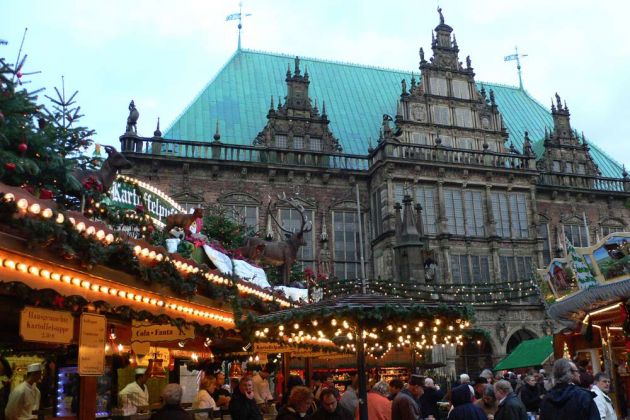Hansestadt Bremen, der Weihnachtsmarkt auf dem historischen Marktplatz - Buden vor der Renaissance-Fassade des Rathauses