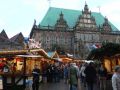 Hansestadt Bremen, der Weihnachtsmarkt auf dem historischen Marktplatz - Buden vor der Renaissance-Fassade des Rathauses