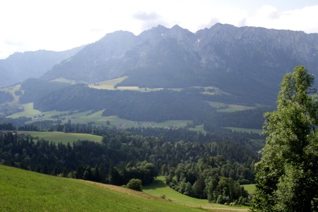 Das Kaisergebirge - der Blick auf den Wilden Kaiser von oberhalb von Kufstein in Tirol aus gesehen 