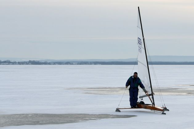 Winterzeit am Steinhuder Meer - ein Eissegler vor dem Nordufer Winterzeit am Steinhuder Meer - ein Eissegler vor dem Nordufer