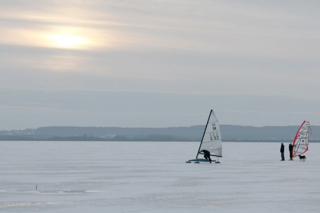 Winterzeit am Steinhuder Meer - ein Eissegler sowie ein Eis-Surfer vor dem Nordufer Winterzeit am Steinhuder Meer - ein Eissegler sowie ein Eis-Surfer vor dem Nordufer