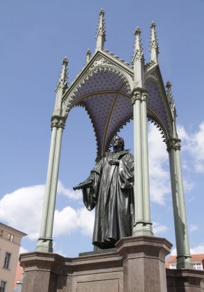 Lutherstadt Wittenberg - das Melanchthondenkmal auf dem Wittenberger Marktplatz Lutherstadt Wittenberg - das Melanchthondenkmal auf dem Wittenberger Marktplatz