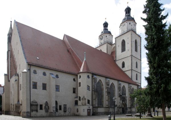 Die Stadtkirche St. Marien in der Lutherstadt Wittenberg - die Ansicht vom Kirchplatz Die Stadtkirche St. Marien in der Lutherstadt Wittenberg - die Ansicht vom Kirchplatz