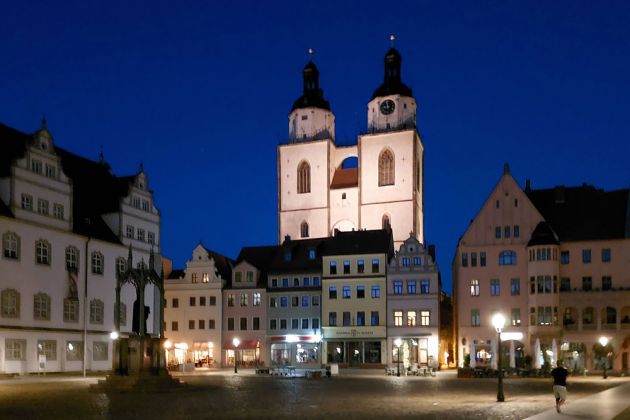 Lutherstadt Wittenberg - der Wittenberger Marktplatz mit der Stadtkirche St. Marien bei Nacht Lutherstadt Wittenberg - der Wittenberger Marktplatz mit der Stadtkirche St. Marien bei Nacht